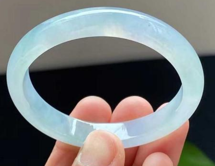 翡翠手镯|一块翡翠手镯，拥有着四代人的记忆，是传承还是回忆录