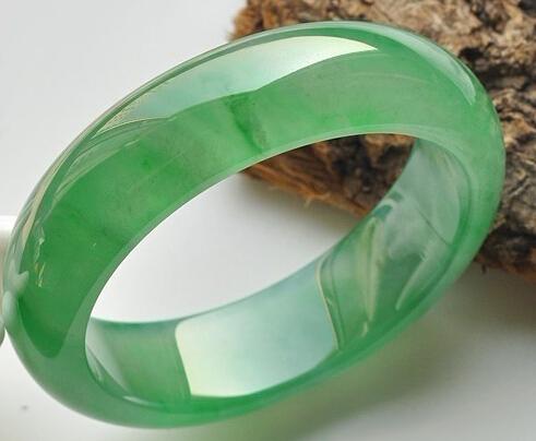 翡翠|翡翠需要上蜡吗?上过蜡的翡翠,都有哪些好处呢?