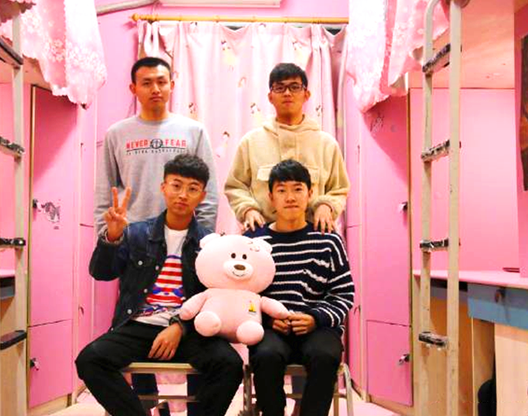 大学生“装修”宿舍走红,“地府”风格吓走胆小学生,老师很无奈