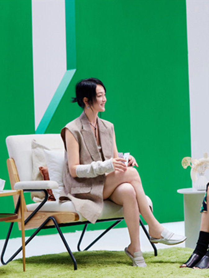 周迅|周迅这次下真功夫了！穿西装马甲戴毛线手套，4种发型自由切换大变样