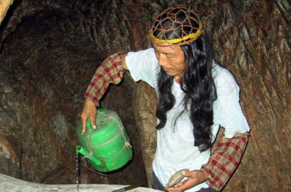 江西“野人”余水芳隐居深山22年,至今未婚,竟是因为女人!