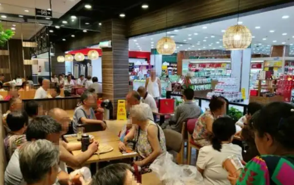 大爷大妈躲进超市蹭空调,脱鞋躺货架上睡觉,超市为何不敢赶走?