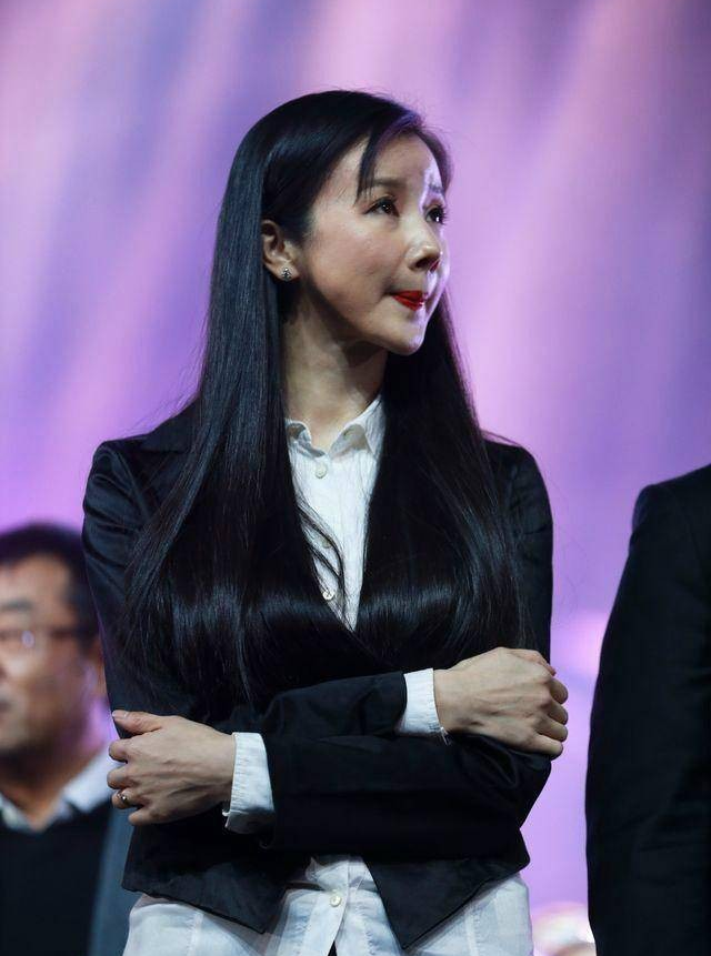 孙菲菲|42岁的孙菲菲晒照,嫁了个好老公,日常素颜卸了明星包袱,很美满