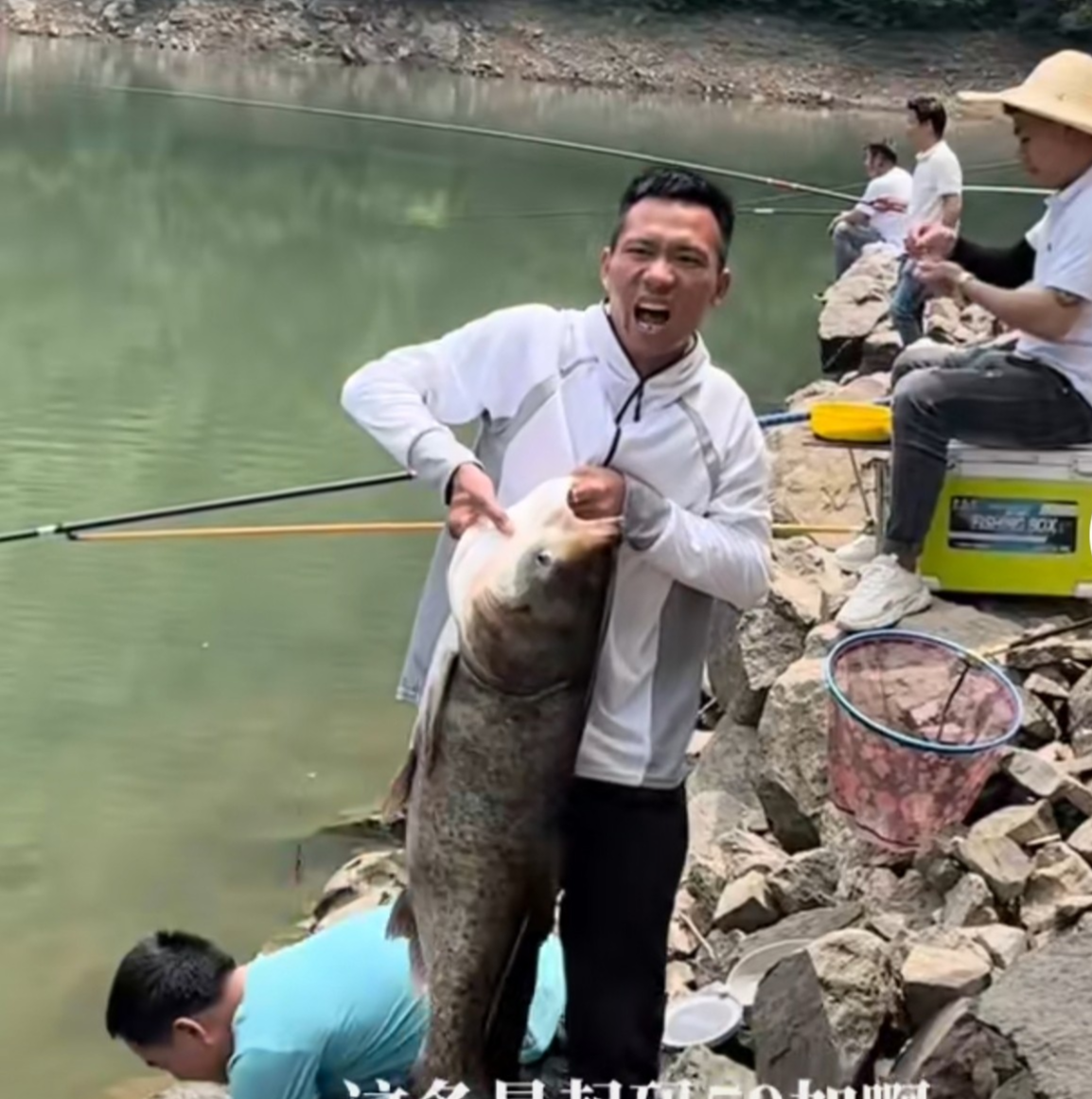 |5条鲢鳙换1根大火腿!钓王邓刚成功“盘哭”老板,网友:演技不错
