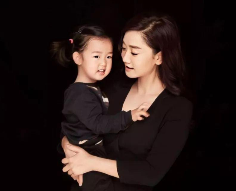 杨魏玲花|玲花近照，身材发福和之前形象判若两人，女儿五官精致非常的可爱