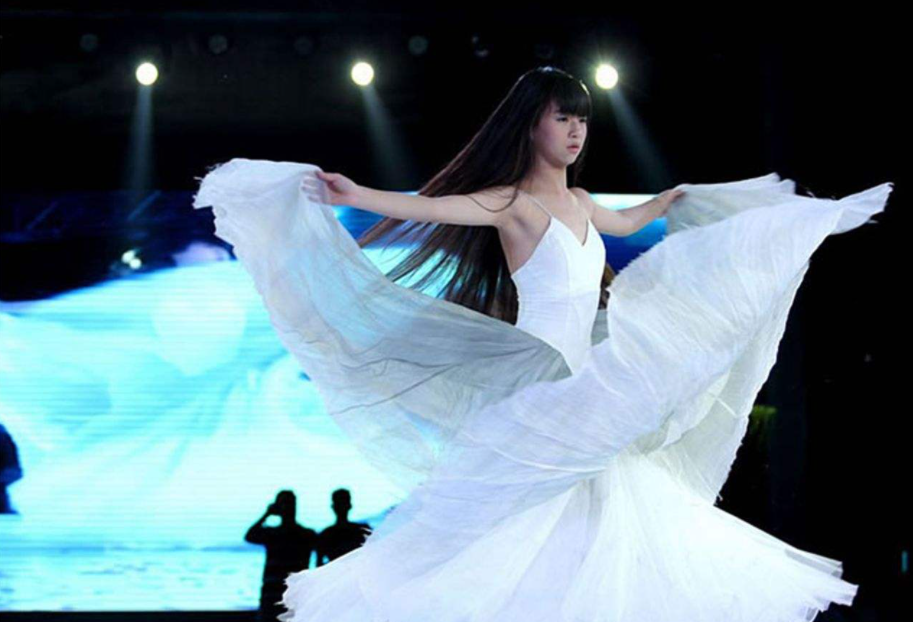 小彩旗|春晚转圈狂人小彩旗,坦言不想成为第二个杨丽萍,如今演员之路成炮灰