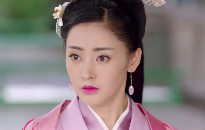 美丽|张天爱晒美照，身穿深V亮片裙身材火辣，腹肌马甲线很抢镜