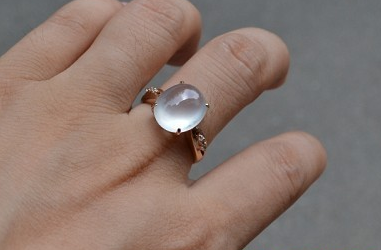 翡翠|其女生也可以佩戴佛公翡翠，没有什么说法，可以挑选一个较小巧的