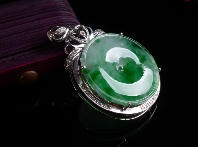 翡翠|翡翠有着丰富的色彩，但是色彩也有高低之分，要知道怎么去评定