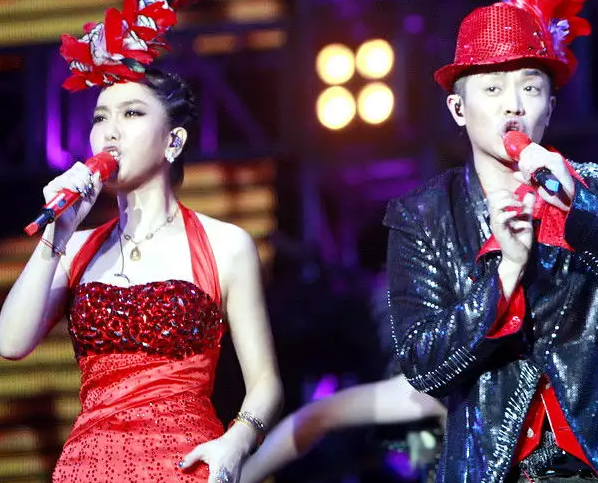 曾毅|玲花结婚半年后,曾毅也求婚了,组合23年,他们如同家人