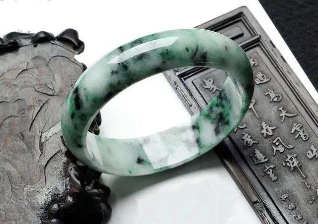 翡翠|一字之别价值却是云泥之别，翡翠飘花和翡翠飘癣如何区分？