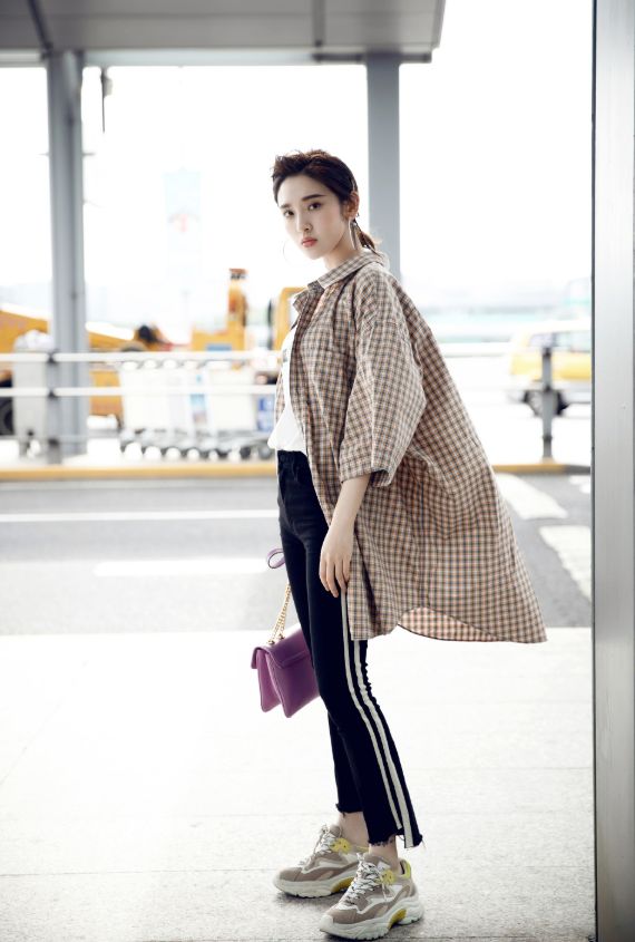 |甜美辣妈唐艺昕，私服穿搭少女感满满，难怪成为学生党的最爱