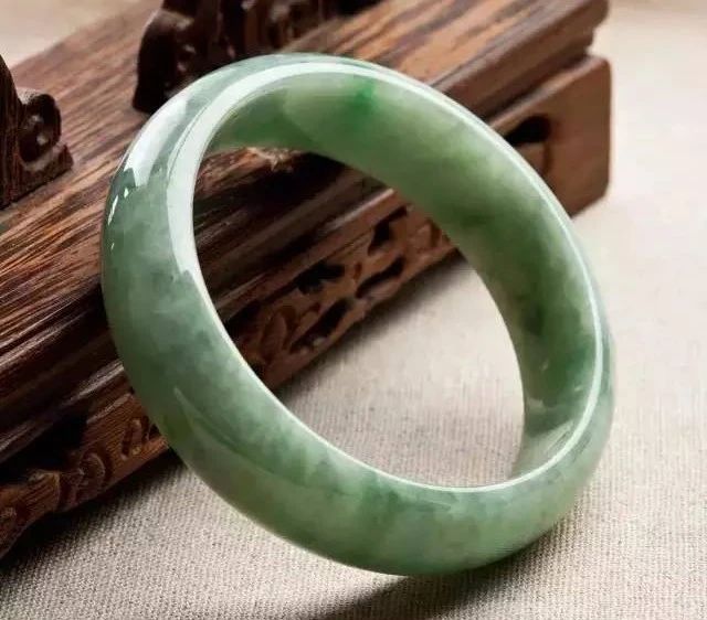 翡翠手镯|不同价位的翡翠手镯都长什么样?凭何价差千倍?!