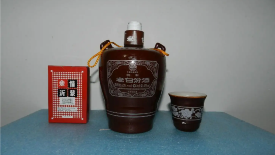 湖北|湖北富商晒酒柜，没有“茅五剑”全是“杂牌货”，网友“外行人”