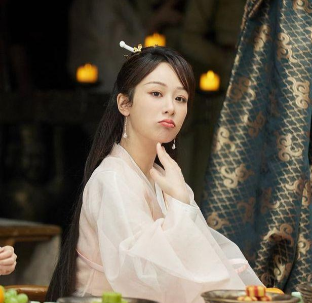 杨紫|曝李沁成为第31届金鹰女神，本人已经去试礼服了，杨紫粉丝意难平