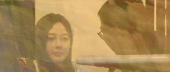 陈都灵|李小璐头戴一朵大蓝花聚会,席间有说有笑,气质优雅略带可爱