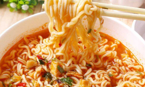 失眠|多名医生呼吁：停止食用1面条，吃一次等于5斤酒，或是肝癌的“催化剂”