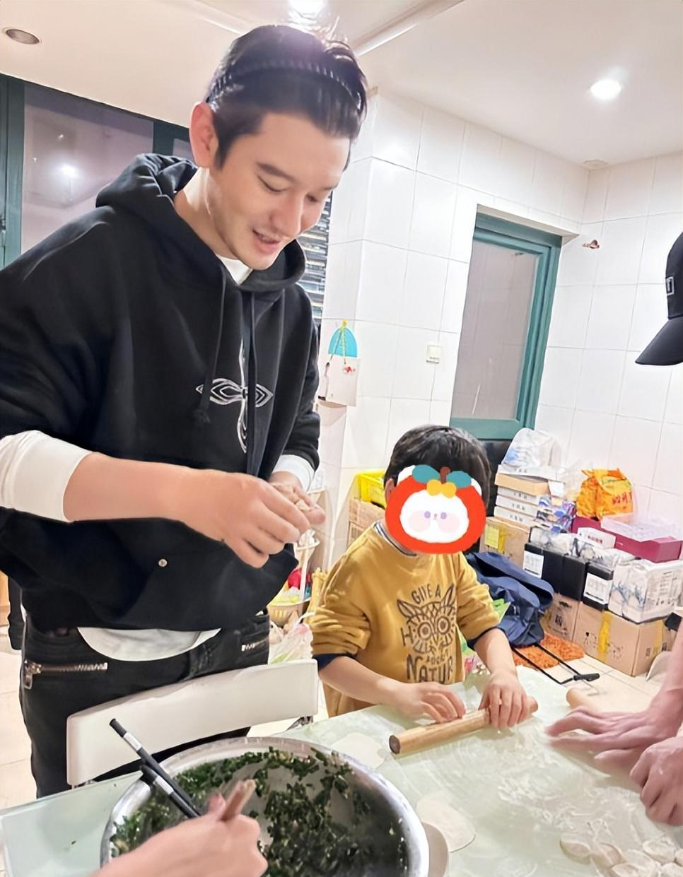 黄晓明|黄晓明晒一家冬至包饺子，5岁小海绵擀面皮，新女友疑住baby婚房
