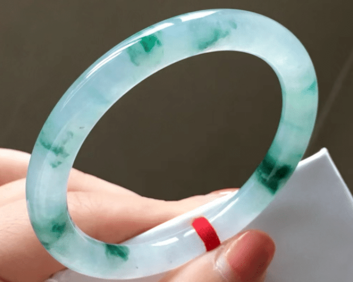 翡翠手镯|挑选佩戴翡翠手镯,需要注意这几点,满足不同人的需求