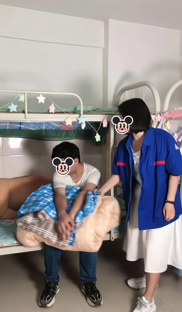 男子带着被子来到女生宿舍,女友劝他离开:要一起住就出去租房子