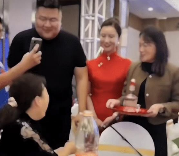 |恭喜!网红猴哥与妻子办婚礼,何钰欣孕肚突出,婚宴花费300万