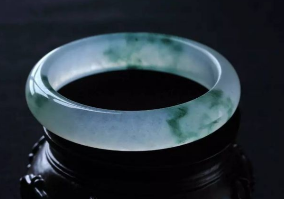 翡翠手镯|翡翠手镯怎样保养？高货应该细心养护，变种之后后悔也来不及