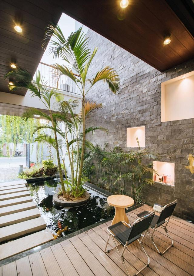 比起奢华装修,这套别墅更有烟火气!门口挖鱼池,好看又解压