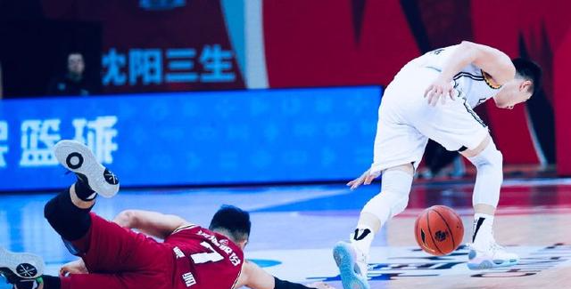 辽宁男篮|辽篮弃将连续3次挑衅杨鸣师徒！官微终于回应：做白日梦，2-0横扫