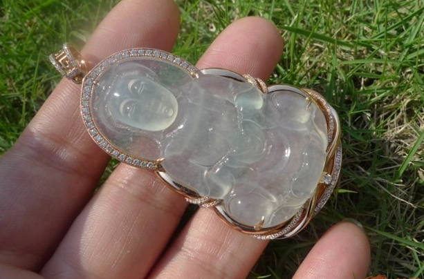 翡翠|还用翡翠划玻璃，来鉴定真假吗？如果真的划破你就要哭了