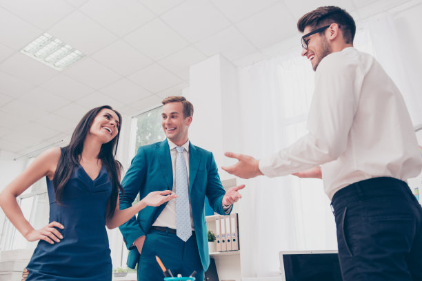 革命|领导与下属的正常交往中是否有职场潜规则？