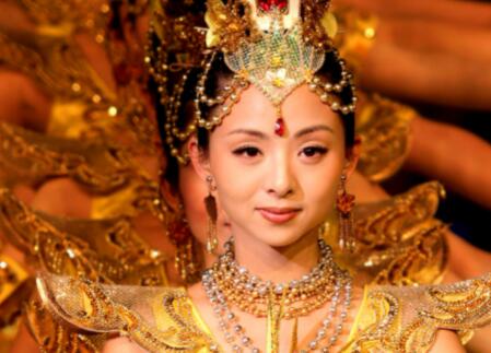 邰丽华|因幼年失聪而自卑，凭借春晚舞台被观众记住，网友：一个正能量的中国传奇人物！