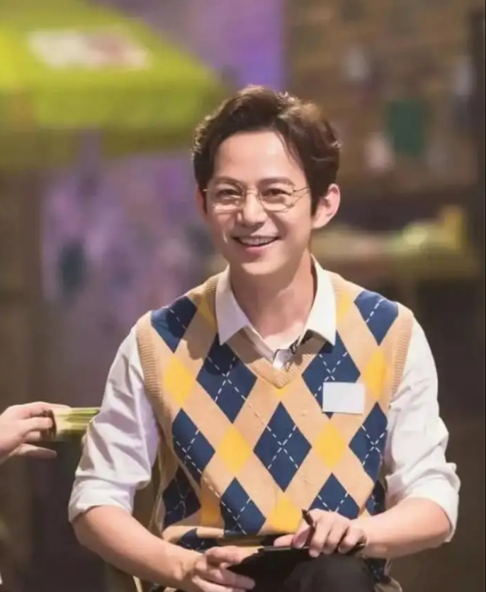 何炅|48岁何炅近照惹争议,路边买咖啡无人识,身材瘦小似女生