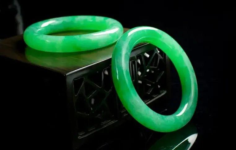 翡翠|每个人都对翡翠很喜爱,但是因为价格太高,不敢轻易的出手