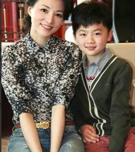 董卿|当年董卿和有妇之夫密春雷相恋，据说密春雷的老婆金晶找到董卿大吵大闹