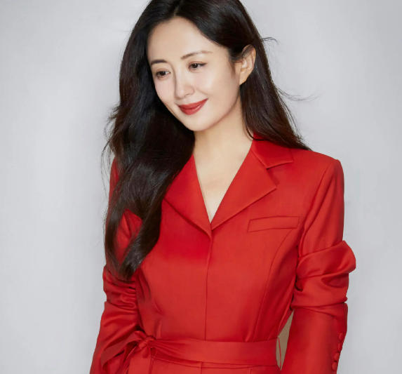 LACOSTE|杨童舒：拍戏时意外怀孕，如今11年过去，孩子的父亲至今是谜