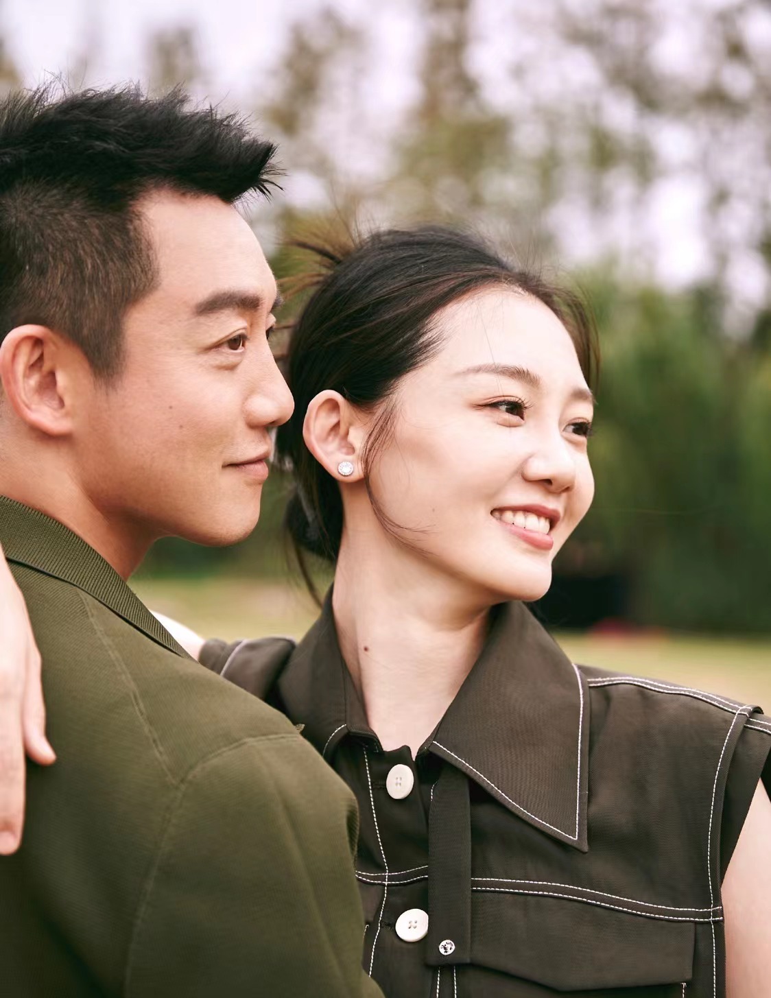 张丹峰|郑恺和苗苗太登对，无袖上衣配半身裙，显得太灵动