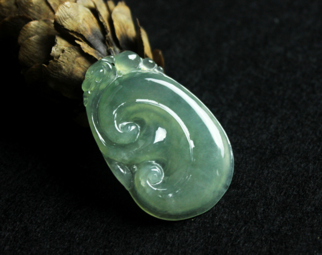 翡翠|每一种翡翠饰品,影响价值得因素都不同,厚度的影响也不一样