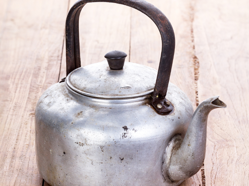 烧水壶里面有污垢,没有办法用水洗掉,那就试试白醋吧