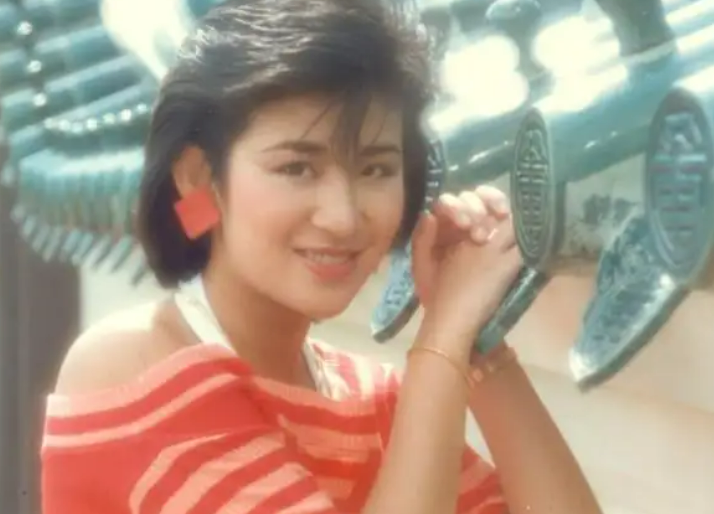 吴君如|吴君如:从小被父亲说丑,看到照片后,鲁豫都笑了