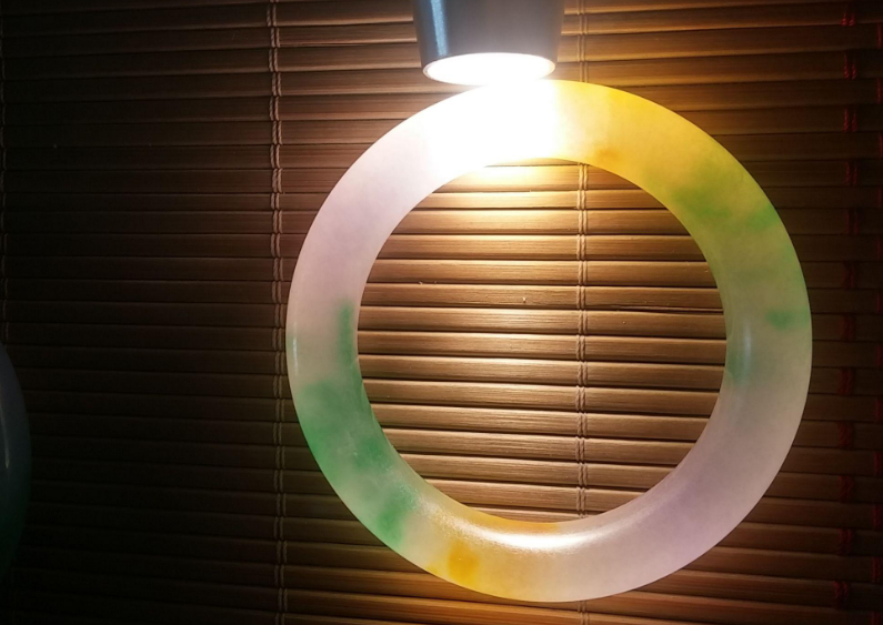 羊脂玉|同样一块翡翠,放在不一样的光线下,颜色就有很大的差别