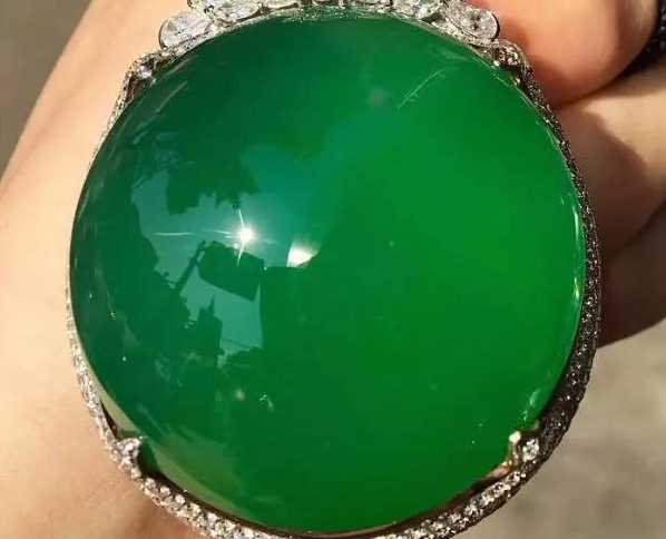 翡翠|高昂或者低廉的翡翠都有人购买，任何一个品种，都有喜爱它的人群