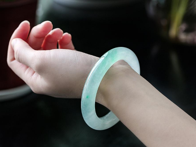 翡翠手镯|挑选翡翠手镯时,注意好这几个方面,就能选出适合自己的