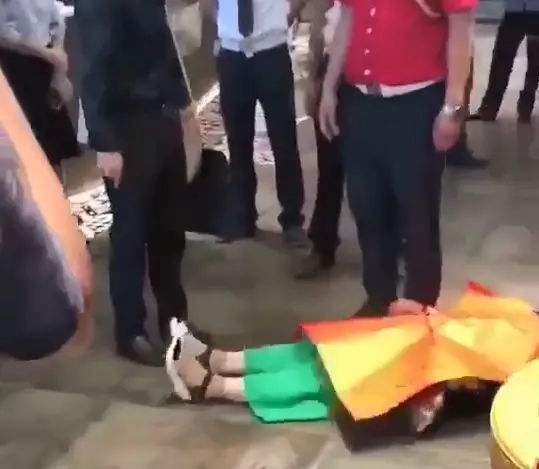 购房置业|为什么这个阿姨开发商给她退房后，还要大闹售房部