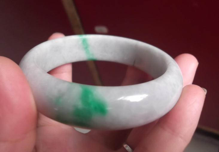 翡翠|翡翠镯子拥有无限魅力，和玉镯是有区别的，不要弄混了