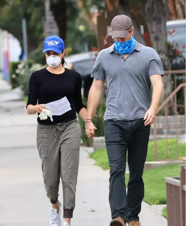 比弗利|梅根不断拜访明星邻居,女演员渴望融入其中,却遭到了众人的嫌弃