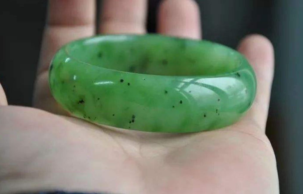 翡翠|什么才是翡翠的瑕疵？黑点和色根算吗？这样的翡翠能买吗？
