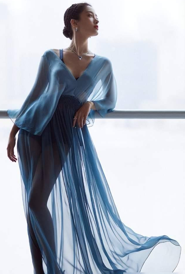 三十而已|杨采钰深夜在街上玩滑板!左扭右扭秀傲人身材