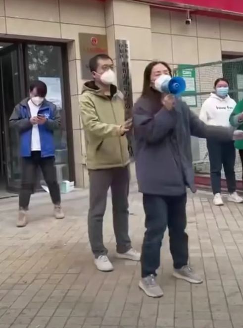 |刘红英拿着大喇叭说:“哪的人我都不怕,我没有做错什么”