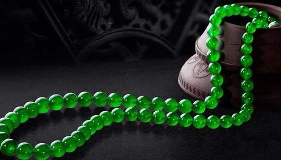 翡翠|美味可口的莲蓬，雕刻在翡翠身上之后，还有着极好的寓意