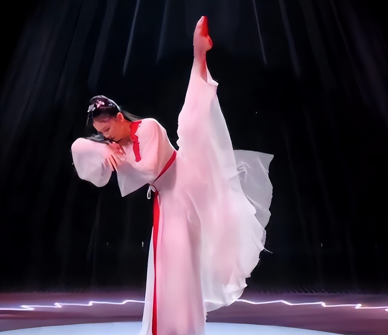 浪姐3|《浪姐3》首播被赞绝世舞姬！网友：何德何能啊，居然能请到她！